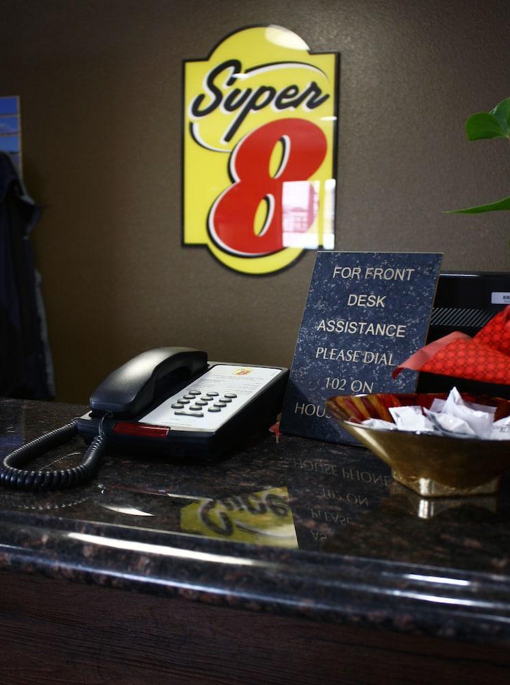 Super 8 By Wyndham Джеймстаун Екстериор снимка